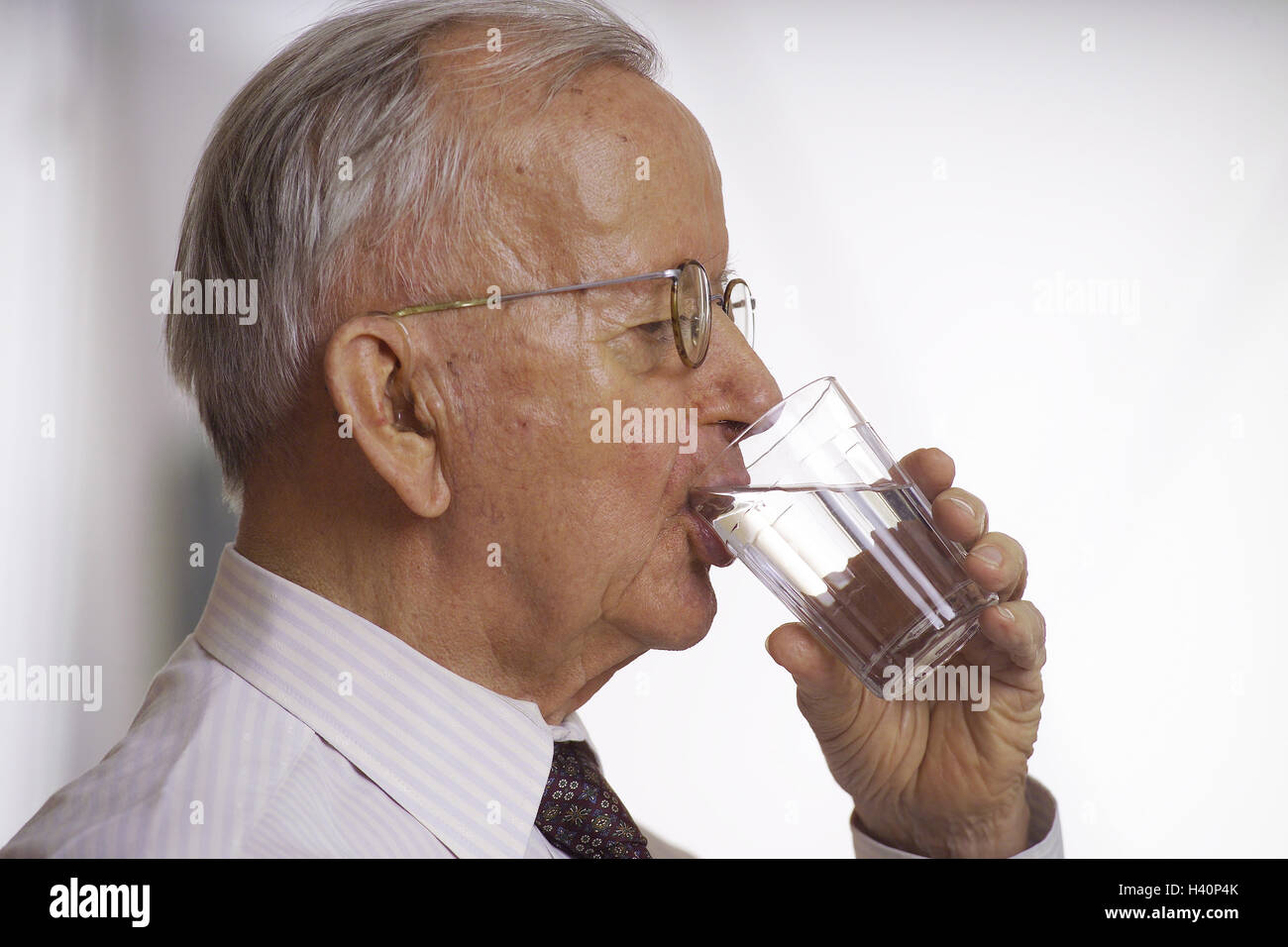 Patron de l'eau, le verre, le verre, la voie, l'homme, retraité, lunettes, porteurs de verres, verre, pas d'alcool, anti-alcoolique, l'eau, l'eau minérale, consciente de la santé, de la soif, soif, Durstlöscher, verre, verre Banque D'Images