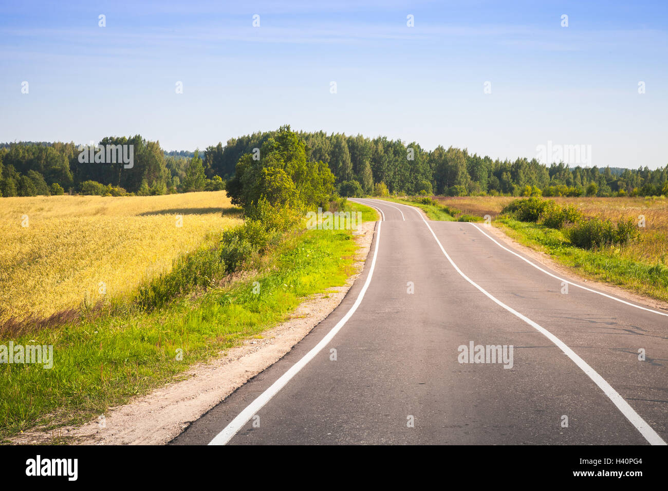 Route de campagne tournant à vide sous le ciel bleu, paysage d'été, la route européenne Banque D'Images