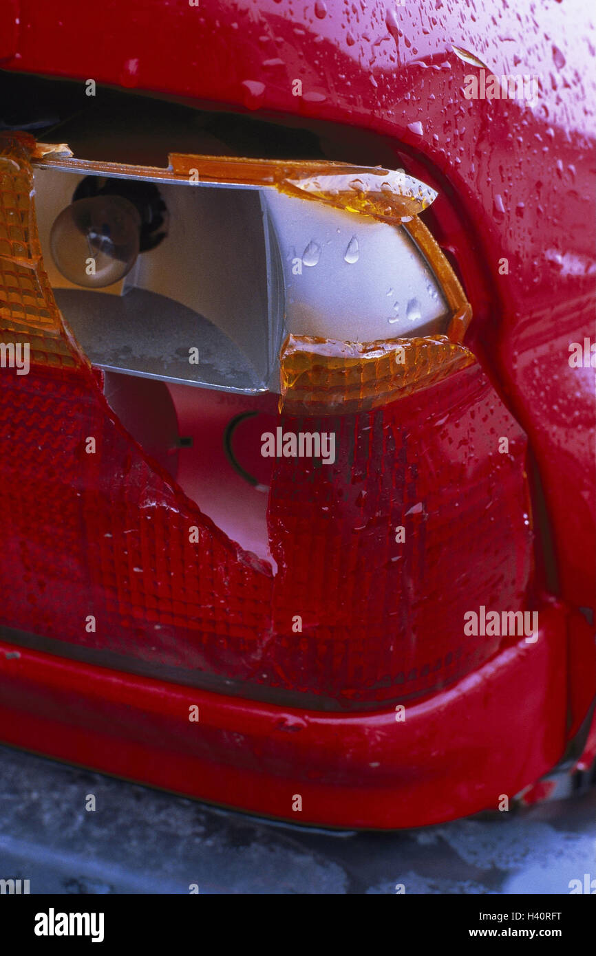 Accident de voiture, feu arrière, les dommages à la carrosserie, voiture,  véhicule, voiture, rouge, casse, dégâts, dommages, dommages à la propriété,  feu, casse, accident, voiture endommagée dans un accident, ambulance,  d'accident de