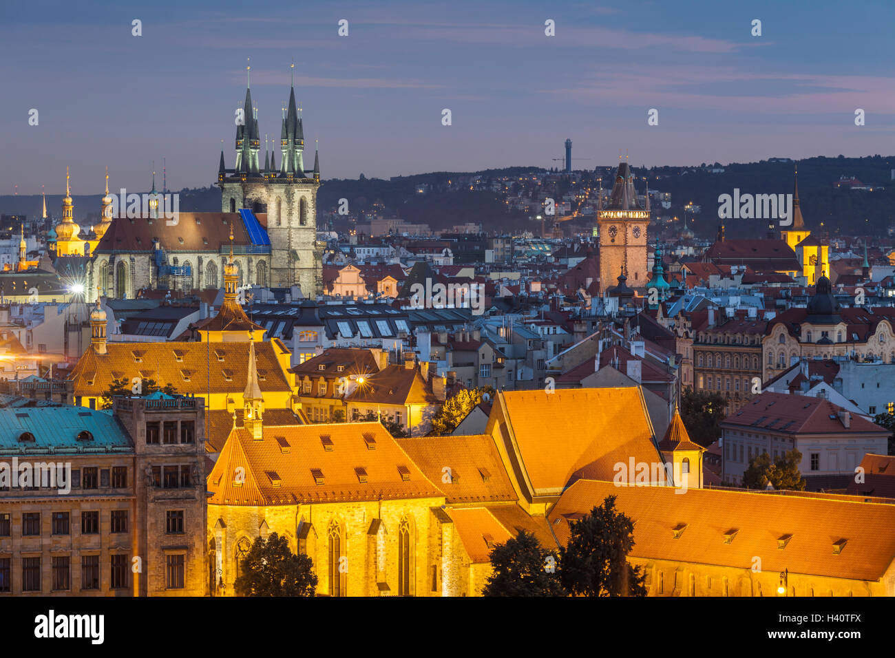 La nuit tombe dans la vieille ville de Prague, République tchèque. Banque D'Images