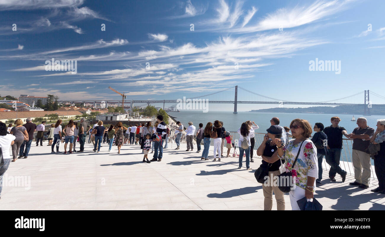 Foule sur le toit de la MAAT (Musée d'art, d'architecture et de la technologie), avec le pont suspendu du 25 avril à l'arrière Banque D'Images