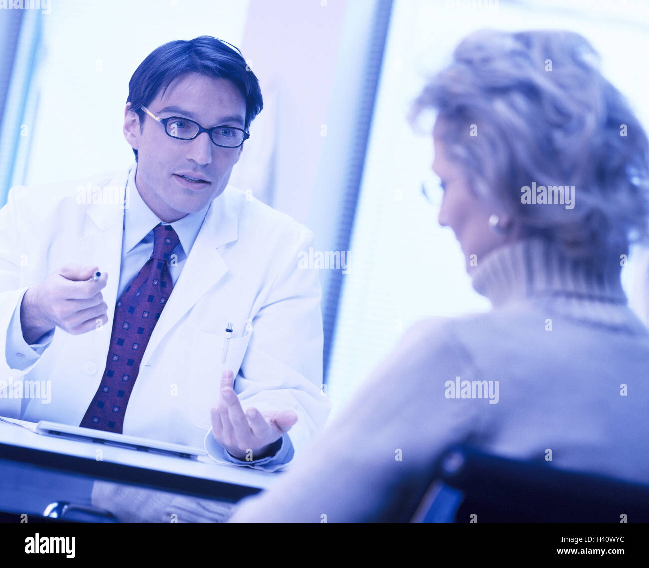 Discours, médecin, patient, contact avec les yeux, la conversation, à l'intérieur, de la pratique, de la pratique médicale, l'homme, 30 ans, l'occupation, l'occupation de rattrapage, médecin, de discussion, de consultation, aide, conseil heure, femme, 40 ans, de confiance, de consultation, de travail, de travail, profession, visite du médecin, la précaution, la santé, la recommandation, la précaution Banque D'Images