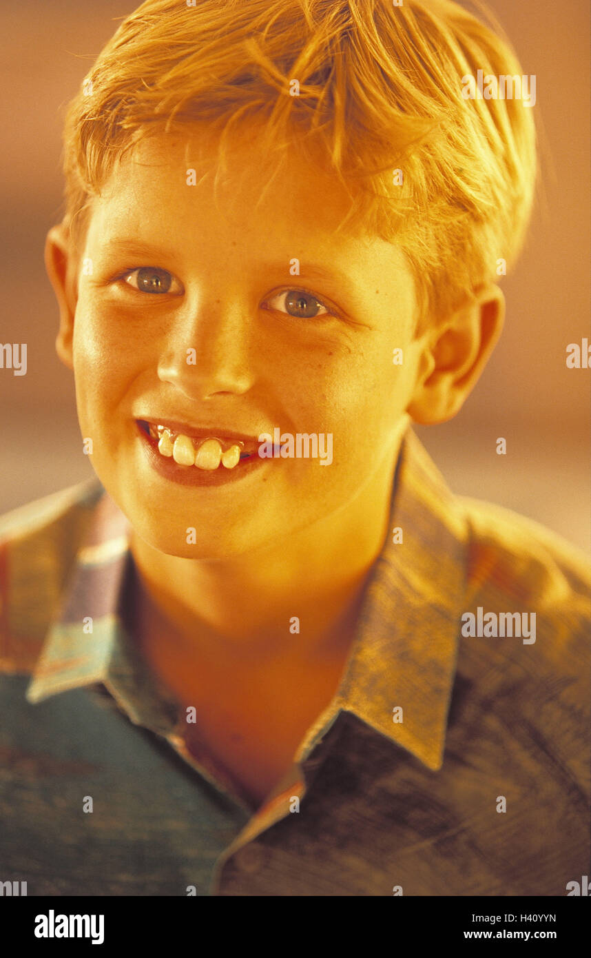 Garçon, sourire, portrait, portrait, enfants, enfant 10 - 12 ans, blond, blond-rouge, heureux, de transmission, d'expression, friendly, gaieté, de l'enfance Banque D'Images
