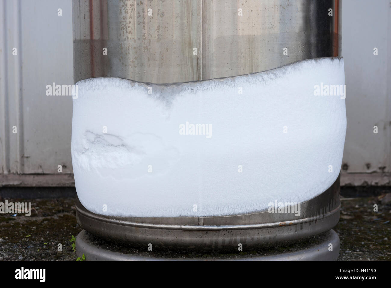 Ice gel autour de la partie inférieure du cylindre de gaz Banque D'Images