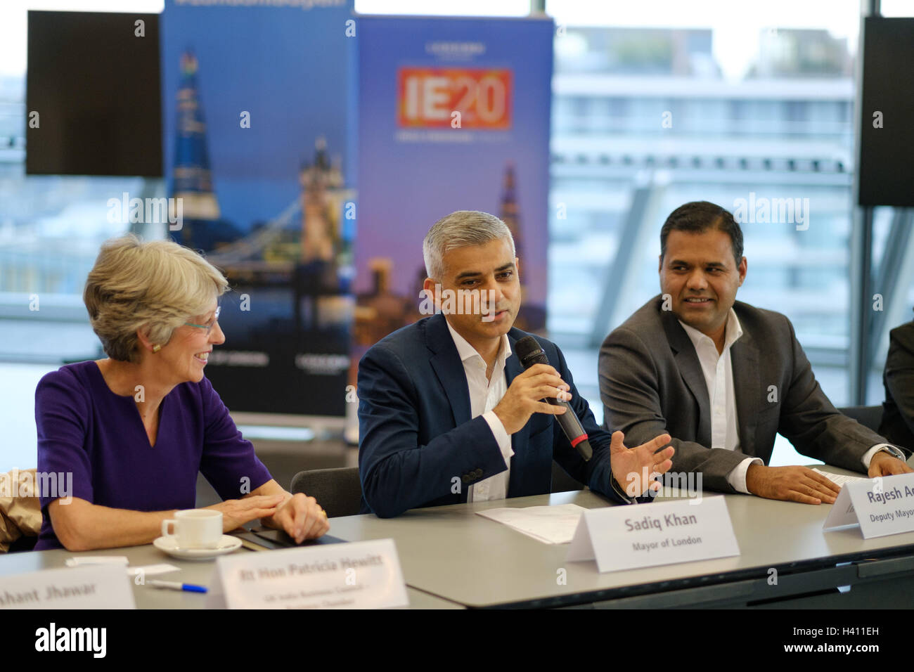 UTILISATION ÉDITORIALE UNIQUEMENT (de gauche à droite) Patricia Hewitt du UK India Business Council, maire de Londres Sadiq Khan et maire adjoint de Business Rajesh Agrawal rencontrent les chefs d'entreprise indiens à l'hôtel de ville de‚ pour discuter des moyens pour Londres d'étendre leurs relations internationales suite au résultat du référendum de l'Union européenne. Banque D'Images