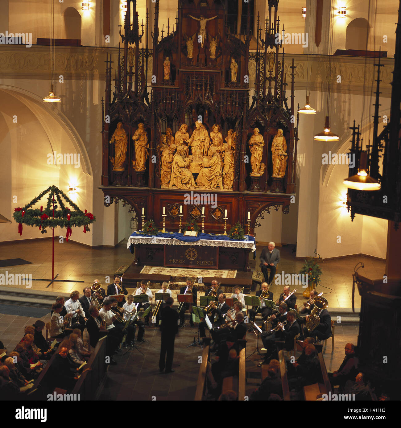 Allemagne, Bavière, cour dans le hall, St Michel l'église, concert de l'Avent, à partir de ci-dessus, le modèle ne libération ! L'Europe, ville, église, construction sacrée, l'abside, l'autel, retable, autel en bois, sculpté, musicien, orchestre, groupe, musique, concert, avent, avent, couronne de l'Avent, période de Noël, avant Noël, Banque D'Images