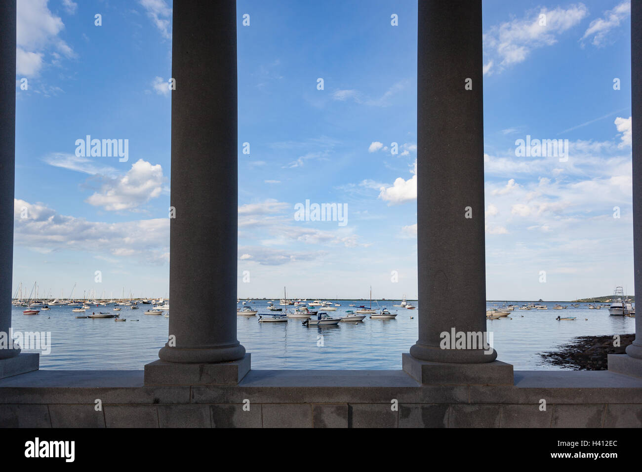 Voir à travers les colonnes à la Pilgrim Memorial State Park, Plymouth MA Banque D'Images
