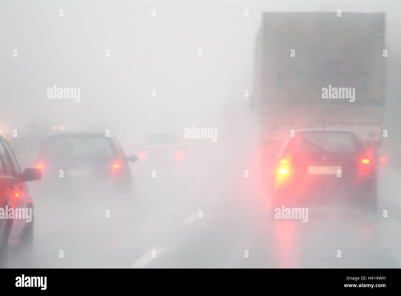 L'Autoroute, trafic, météo, pluie mauvaise vue sur rue, autoroute, route de la circulation, les véhicules, l'Pkw, camion, bus, le trafic élevé montant, météo, pluie, humidité, température, danger, l'aquaplanage, éclairage, feux, réaction Banque D'Images