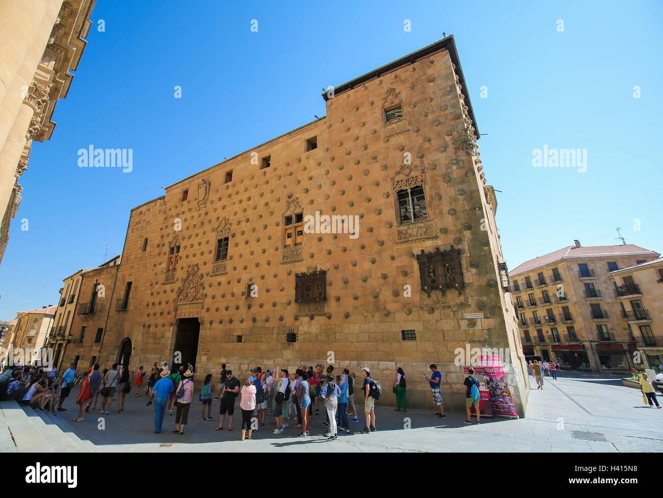 Les touristes en face de la Casa de las Conchas, un bâtiment historique dans le centre de Salamanca, Espagne Banque D'Images