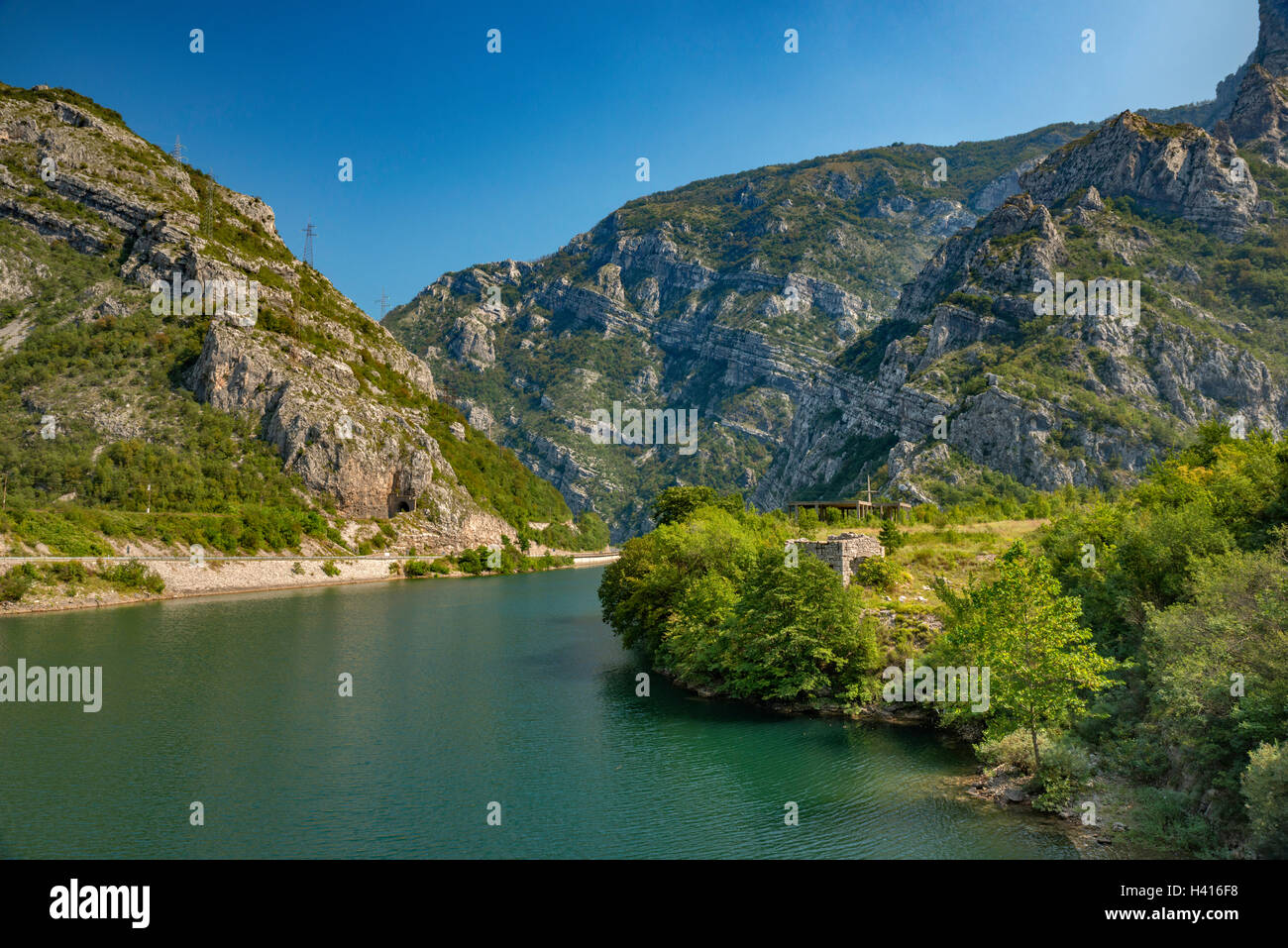 Plus de Grabovica massif Prenj Lake, lac artificiel dans le canyon de la rivière Neretva, Alpes dinariques, Bosnie et Herzégovine Banque D'Images