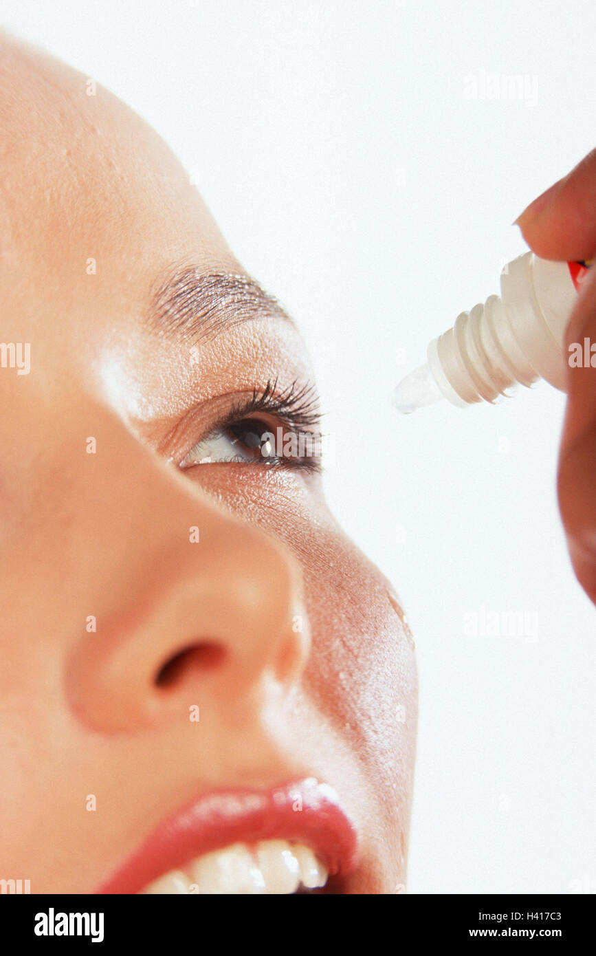Femme, détail, regarder, yeux, gouttes pour les yeux, de 20 à 30 ans, les yeux, gouttes, médicament, médicament, médicament, l'application, l'inculquer, de plaintes, de traitement, de sens, sens, voir, de la maladie, allergie, bureaux, bureaux de fleurs, la fièvre des foins, l'aide, de secours, de l'intérieur Banque D'Images