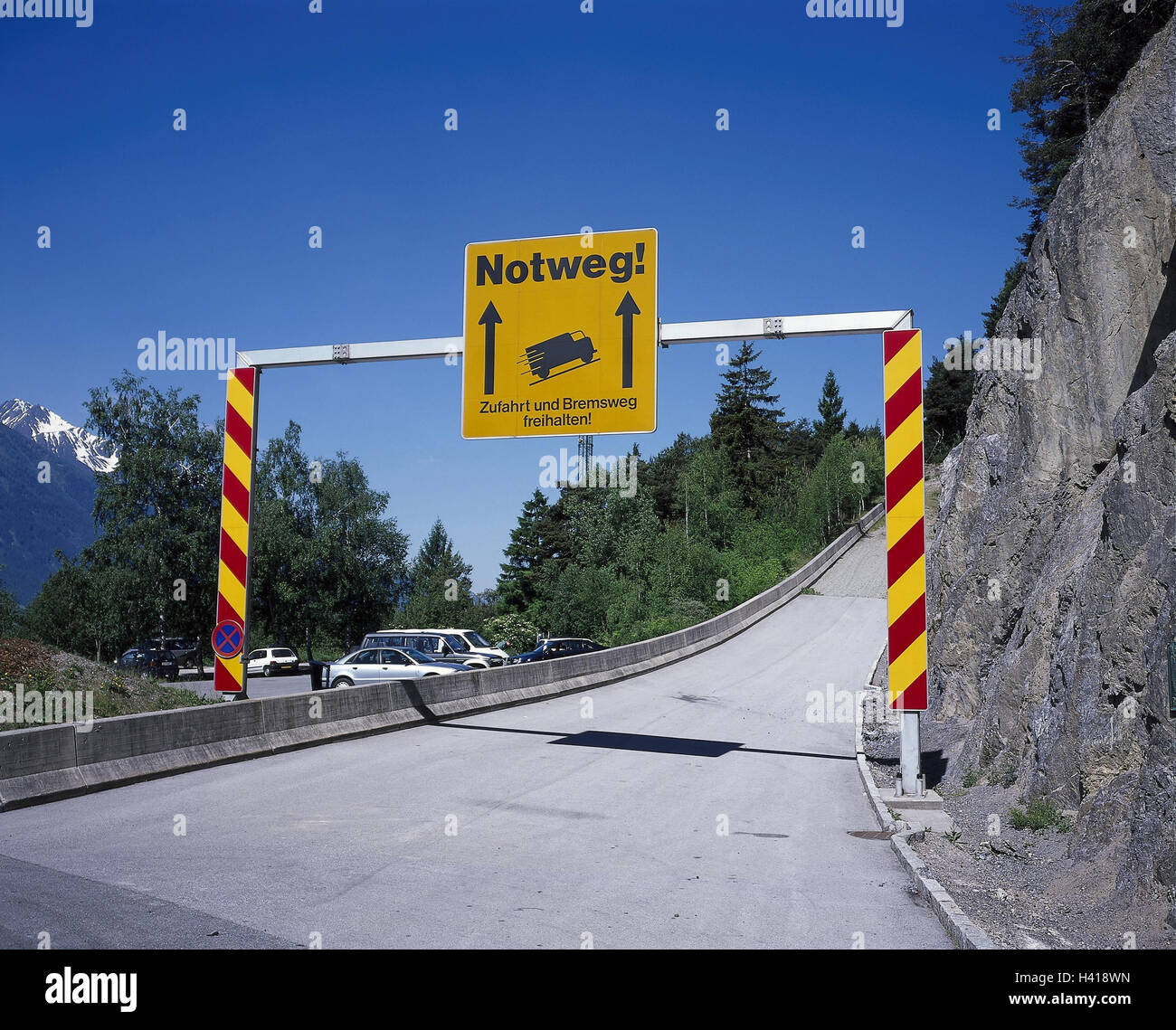 Autriche, Tyrol, Zirlerbergstrasse, manière d'urgence, signe, mountain Zirler, rue, passage de montagne, route de montagne, façon d'urgence en cas d'urgence, d'urgence, la distance de freinage d'urgence, pull-off, signe, astuce, danger, danger passage Banque D'Images