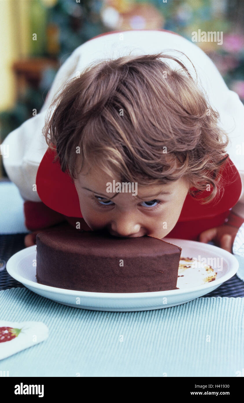 Enfant Gateau Au Chocolat Nibble Portrait Garcon Fille Gateau Gateau Gateau Autrichien Bonbons Manger Balayage Affames En Secret Le Secret La Faim Photo Stock Alamy