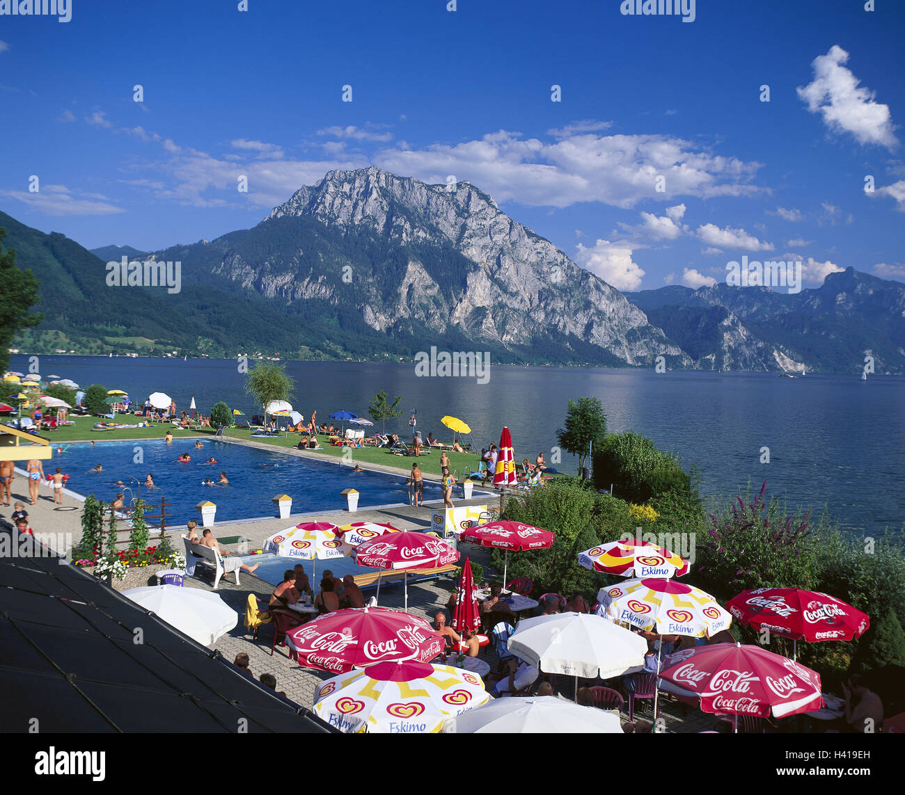 L'Autriche, Haute Autriche, Traunsee, Gmunden, plage, piscine, restaurant, terrasse, vous Salzkammergut, paysage, lac, loisirs, l'été, le repos, les loisirs, le bar de la plage, à l'extérieur Banque D'Images
