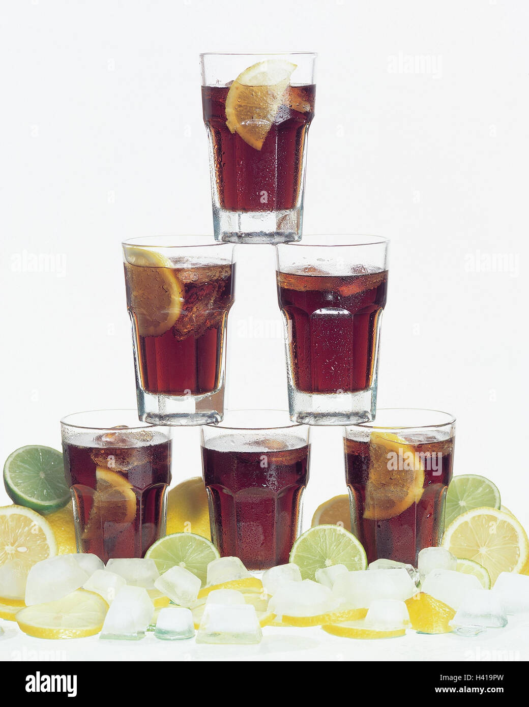 Pyramide de verre, Coca Cola, ice cube, citrons, limes, still life, verre,  pas d'alcool, de boissons gazeuses, les calories, riches en calories, de  limonade, de la caféine, lunettes, contenant de la caféine
