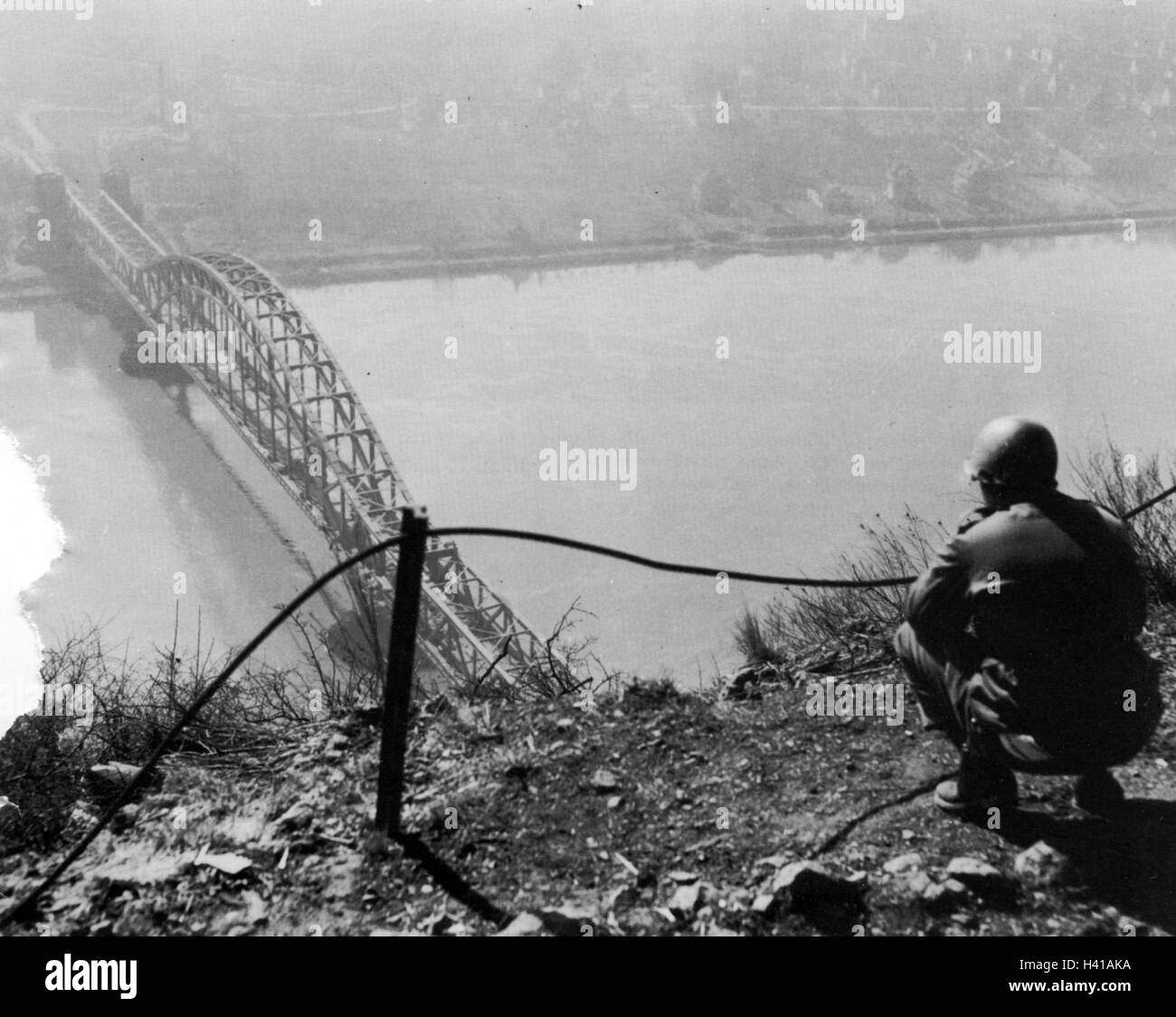 Pont de Remagen (aka Pont Ludendorff) sur le Rhin après sa capture par un groupe de travail de la 9e Division nous Armourd le 7 mars 1945. Photo prise le 9 mars de l'Erpeler Ley montre Dan Feltner de la 656 Tank Destroyer Battalion contrôle de la vue. Photo US Army Signal Corps. Banque D'Images