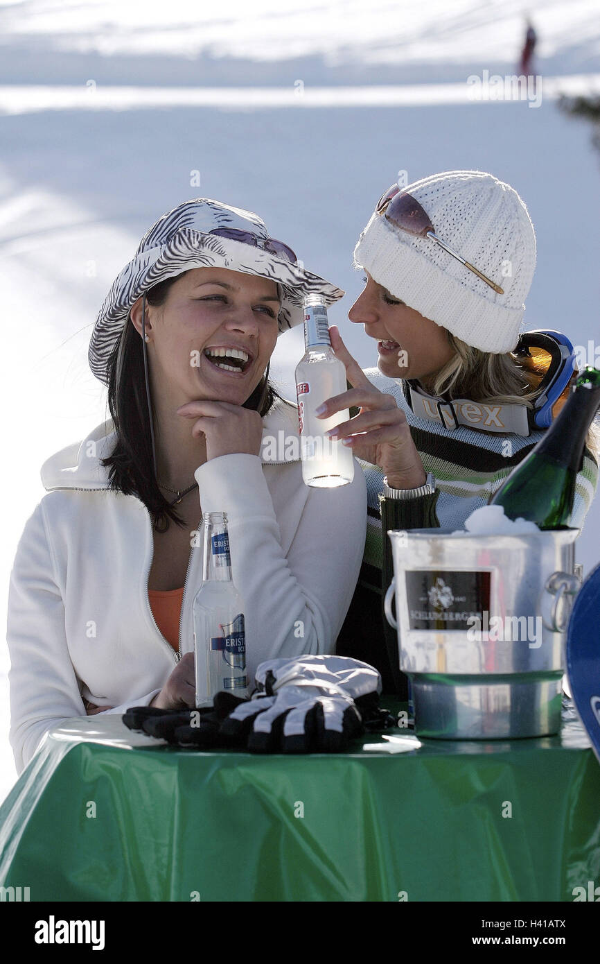 Le domaine de ski, ski, des femmes, des boissons, boissons, célébrer, heureux, portrait, les skieurs, les sportives, coiffes, soins, Pac, repos, pause, repos, bouteilles, soulever la vitre, célébrer, il y a rire, fun, attraction, gaieté, joie, de sociabilité, de l'humeur, vacances, Banque D'Images