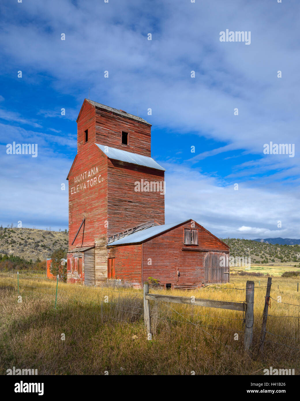Gallatin County, Montana MT : ancien élévateur de grain avec les nuages de l'après-midi Banque D'Images