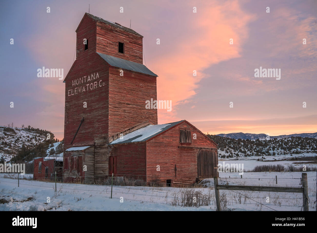 Gallatin Comté, MT : Ancien de l'élévateur à grain du Montana au lever du soleil en hiver Banque D'Images