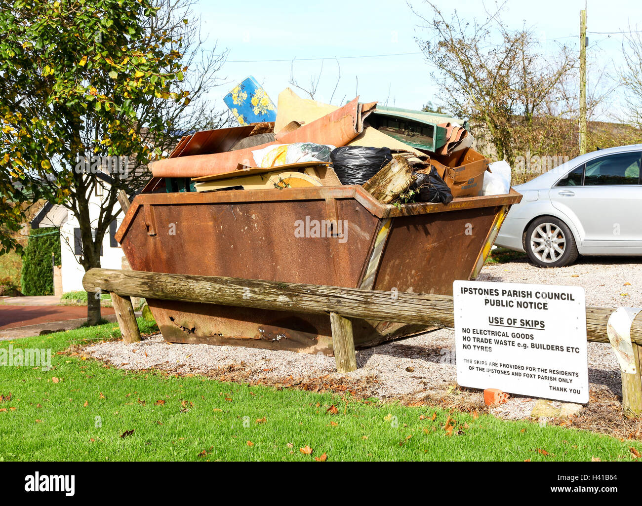 Une salle commune pour les déchets skip pour les villageois dans le village de Foxt Staffordshire Moorlands England UK Banque D'Images