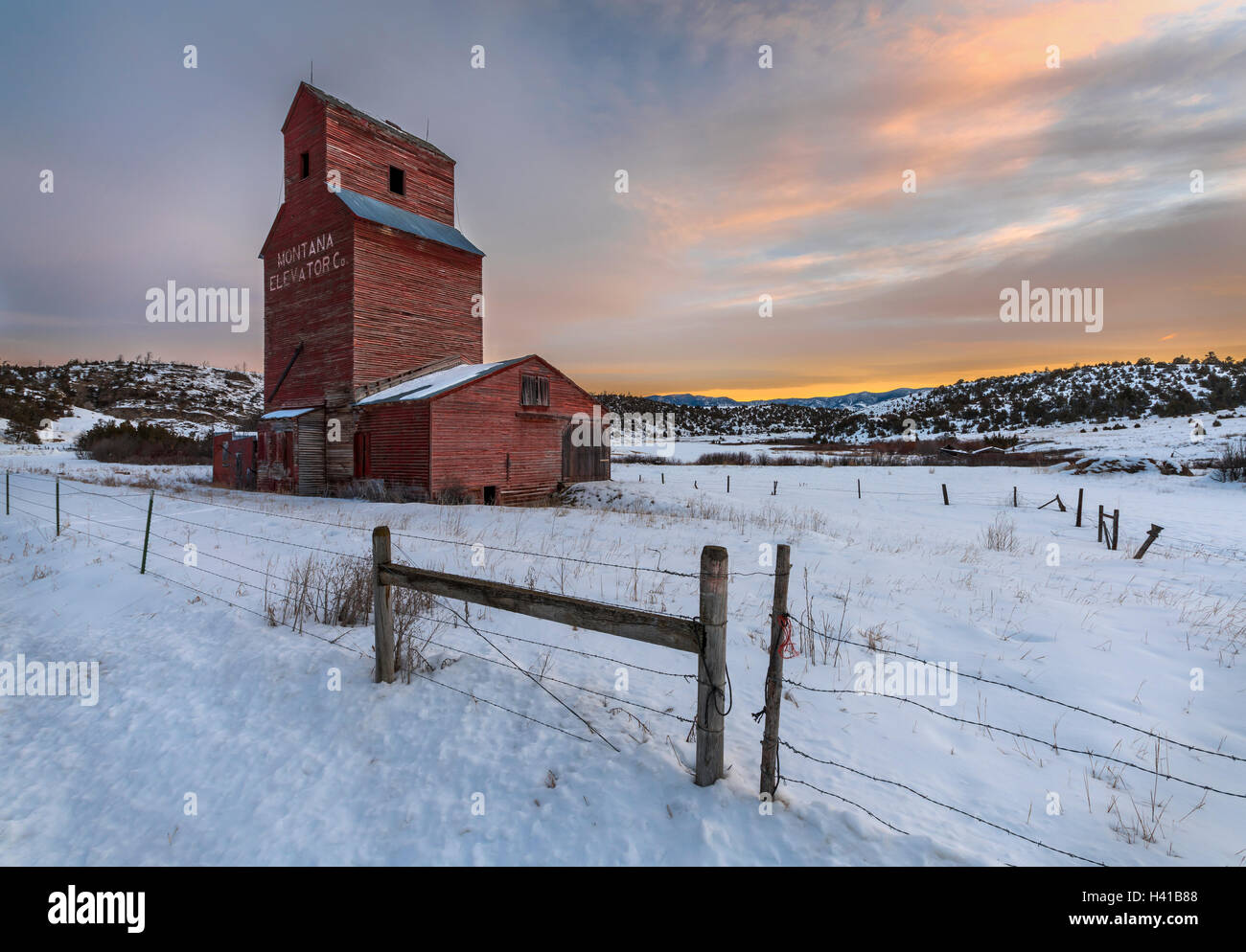 Gallatin Comté, MT : Ancien de l'élévateur à grain du Montana au lever du soleil en hiver Banque D'Images