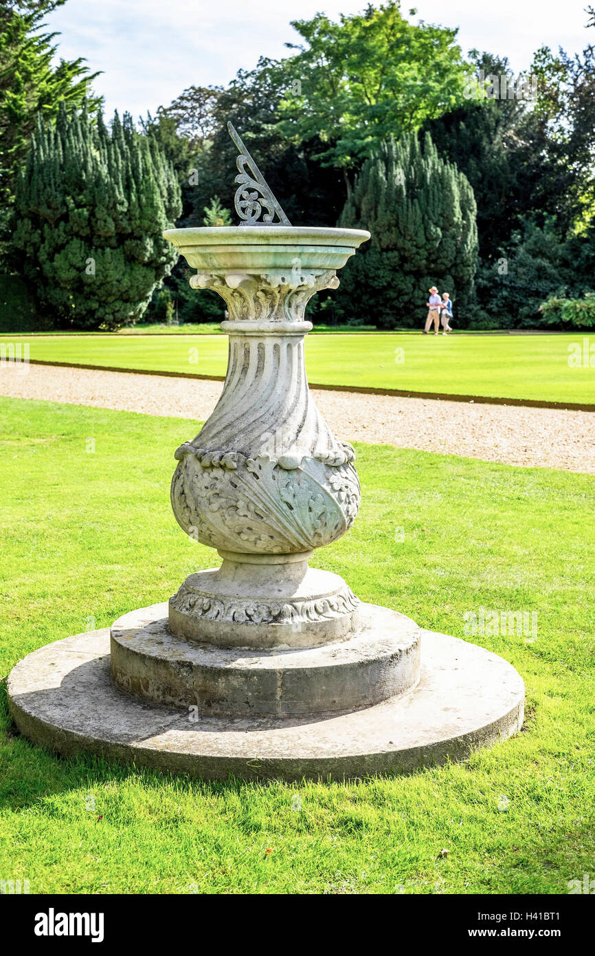 Cadran solaire à Anglesey Abbey Gardens angleterre Europe Banque D'Images