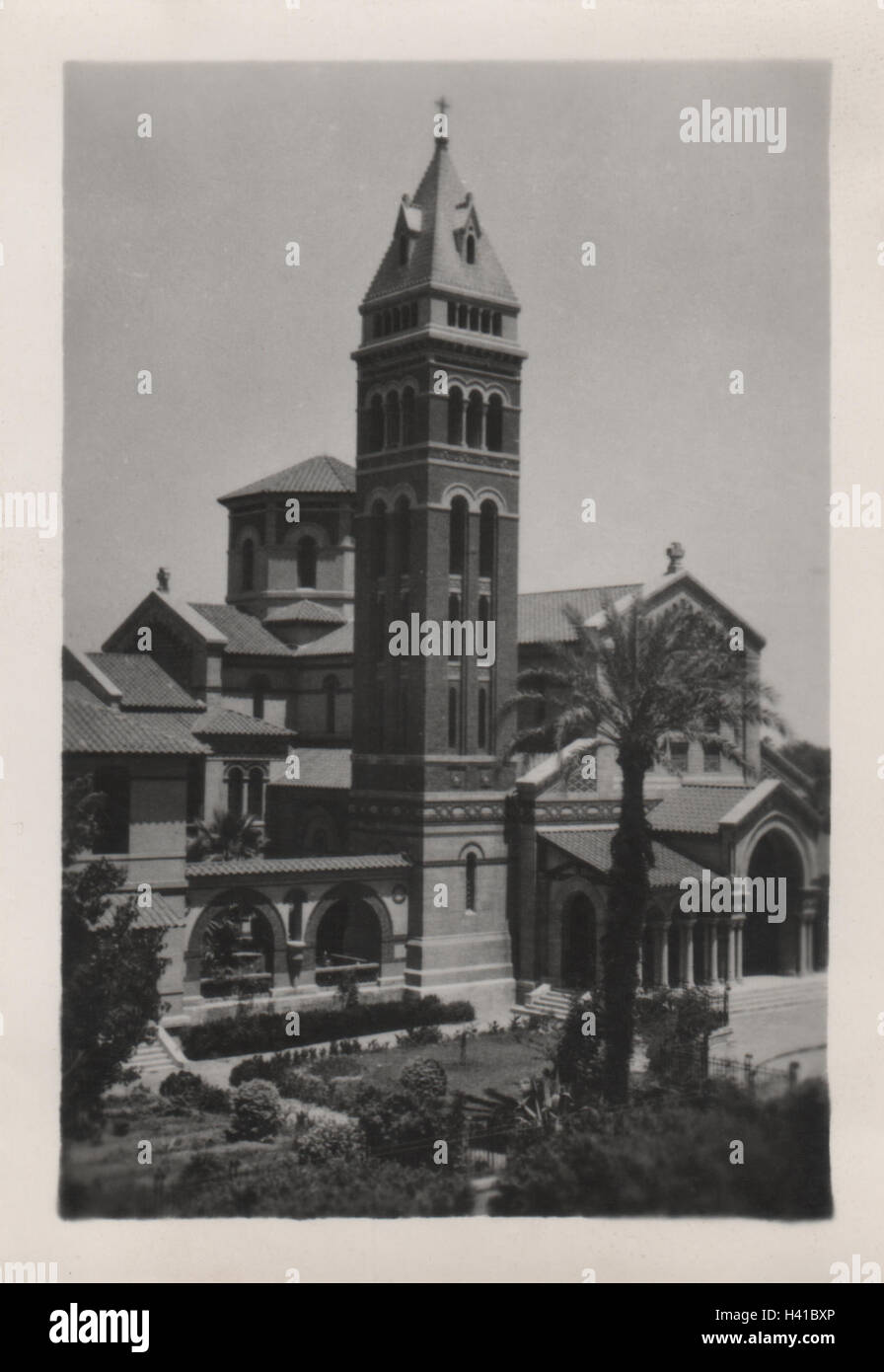 L'église catholique romaine de Saint François de la salle construite en 1930 sur la rue Ahmed Oraby à Ismailia en Egypte. Photographié en 1952 Banque D'Images L'église catholique romaine de Saint François de la salle construite en 1930 sur la rue Ahmed Oraby à Ismailia en Egypte. Photographié en 1952 Banque D'Images