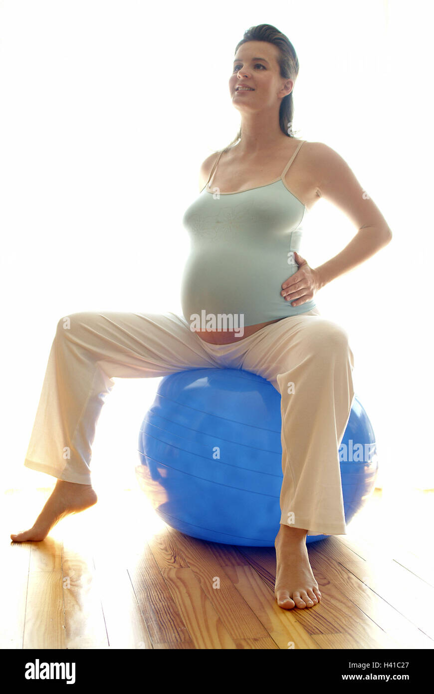 La Femme Enceinte S Asseoir Balle De Gymnastique Les Loisirs La Gestation La Gestation 25 35 Ans Enceinte Grossesse Bebe Ventre Siege Ball Gymnastique Gymnastique Pratique La Gestation De La Gymnastique De
