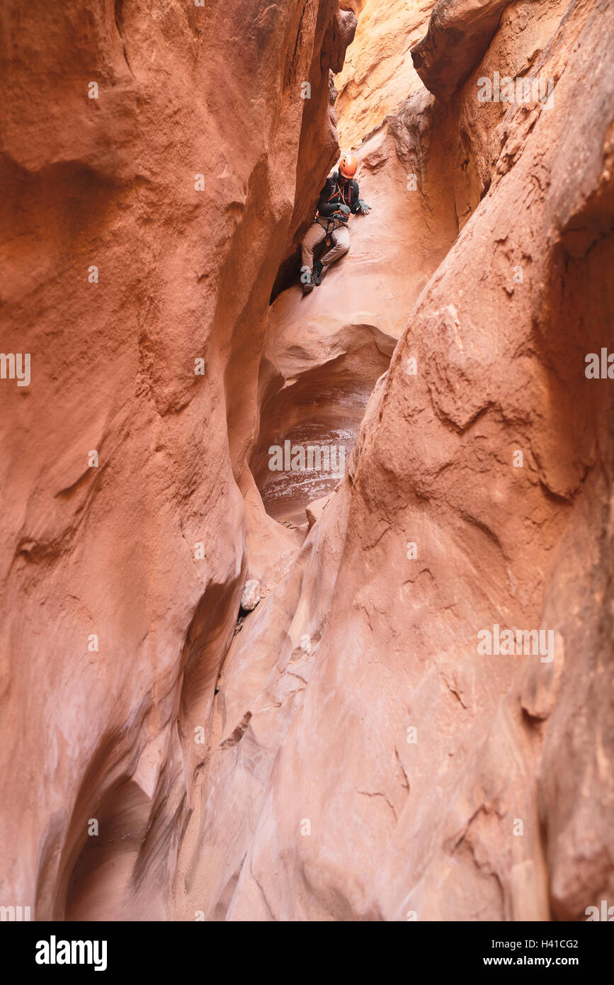 Descendre une fente de red rock canyon dans le sud de l'Utah Banque D'Images