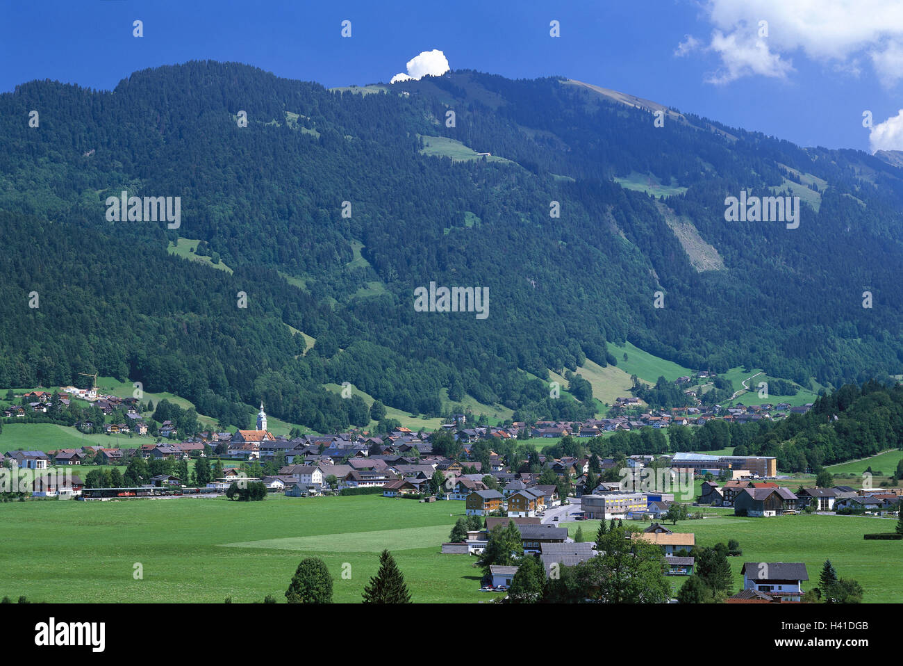 Autriche, Vorarlberg, Bregenzerwald, Bezau, vue locale, l'été, l'Europe, forêt bois, paroisse, maisons, maisons, paysages de montagne, église, église paroissiale, vue, à l'extérieur Banque D'Images