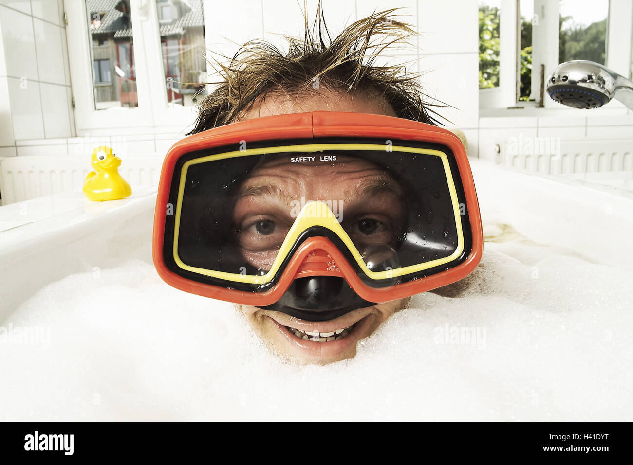 L'homme, jeune, bon bain, lunettes de plongée, portrait, 30 à 40 ans, baignoire, bain, bain à bulles, lunettes, protection, protection oculaire, le plaisir, la gaieté, l'amusement, absurde, l'humour, voir l'appareil photo, icône, prêt pour d'une maison de vacances à la plage, à Mayotte, à la maison de vacances Banque D'Images