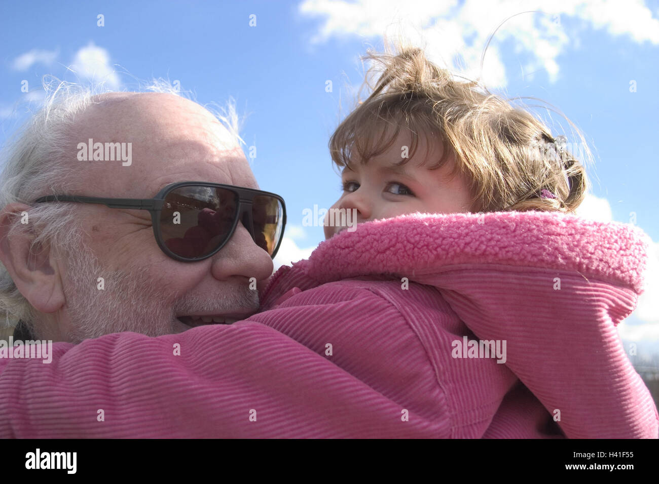 Grand-père, petite-fille, attente, portrait, portrait, homme, senior, 60 à 70 ans, grand-père, lunettes, front Bald Head, grisonnant, enfant, nourrisson, 2 ans, petite-fille, petit-fils, fille, veste, de transporter, d'affection, de confiance, à l'extérieur, ensoleillé Banque D'Images