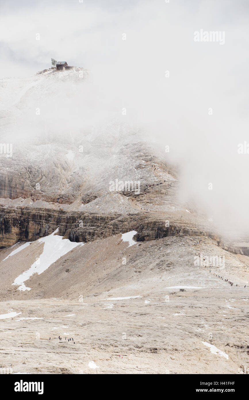 Les gens en montant vers le Piz Boe - le pic principal du groupe Sella de montagne en Europe, Dolomites, Italie Banque D'Images