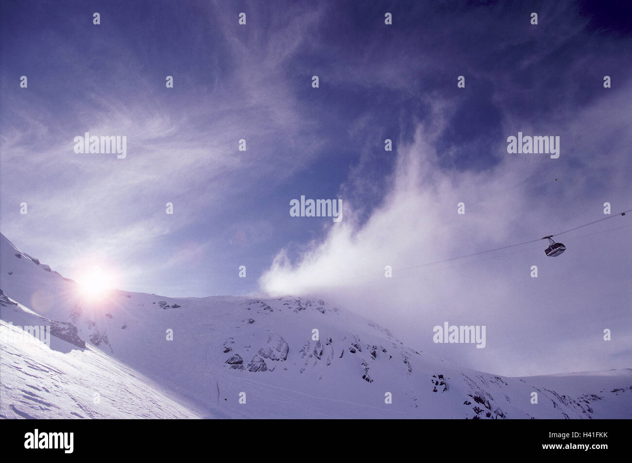 La Suisse, l'Oberland bernois, paysage de montagne Schilthorn, 2960 m, téléphérique, contrejour, l'Europe, les Alpes Bernoises, montagnes, montagne, sommet, la neige, la neige, les nuages, beautyful mountain railway, trajectoire, gondole, transport personnel, icône, conception, nature, montagne, ski, ski, sports d'hiver, ouvert, du tourisme, de l'encolure, le soleil d'hiver, le soleil, le vent, vent, froid, neige, hiver, saison Banque D'Images