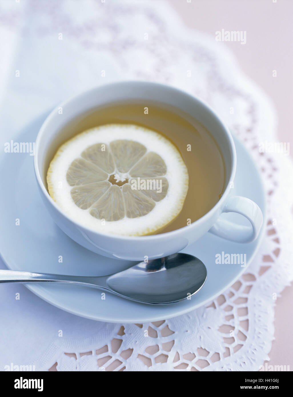 Thé, thé, tranche de citron, toujours la vie, nourriture, boisson, boisson chaude, tasse, soucoupe, cuillère, cuillère à café, citron, Thé au citron, la santé, l'heure du thé Banque D'Images