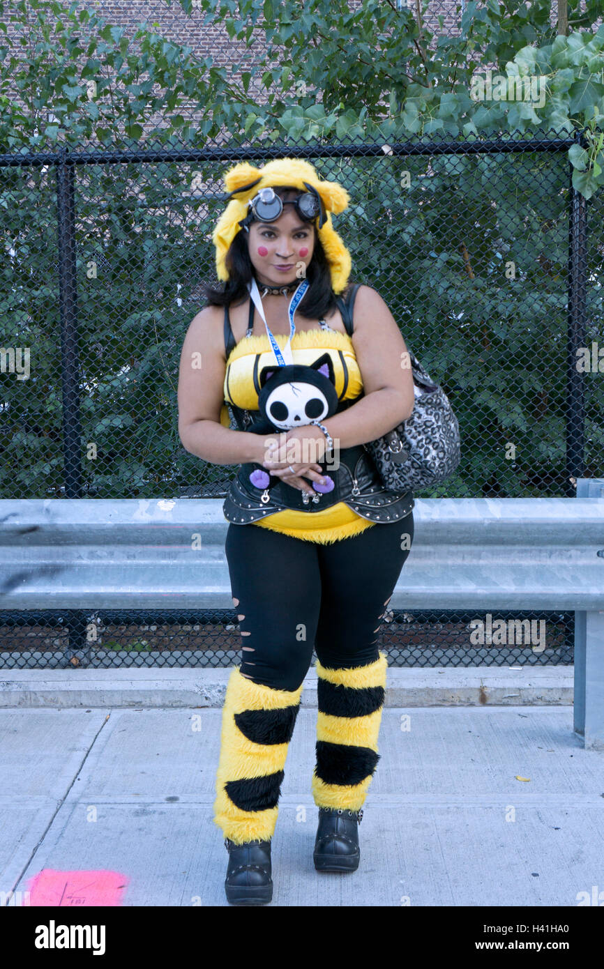 Une femme d'une trentaine d'années habillé comme Stempunk Pikachu de Pokemon au Comicon 2016 à New York City Banque D'Images
