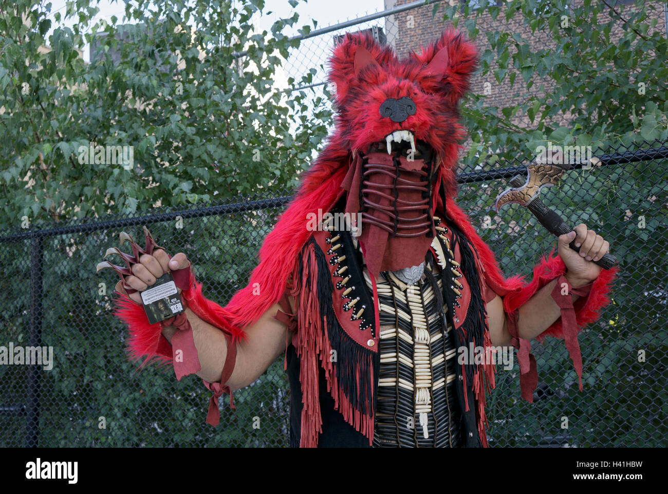 Un homme habillé en personnage Marvel comics au loup rouge 2016 Comicon à Manhattan, New York City. Banque D'Images