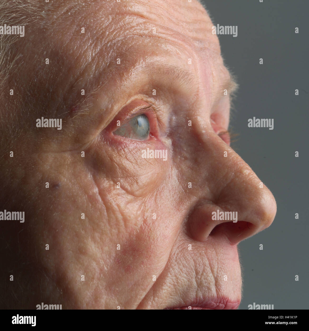 Les cadres supérieurs, d'oeil, l'oeil, de près, très près, studio, retraité, femme, vieille, vieille personne, vieille femme, de vieux hommes, vieillesse, oeil, yeux, sens, voir, vue, détail, shell, froissé, plié Banque D'Images