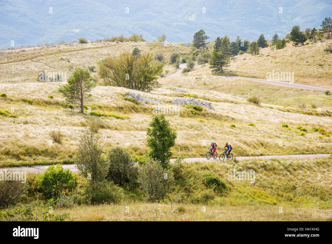 Deux coureurs de vélo de montagne sur une route près de Vipava, Slovénie Banque D'Images