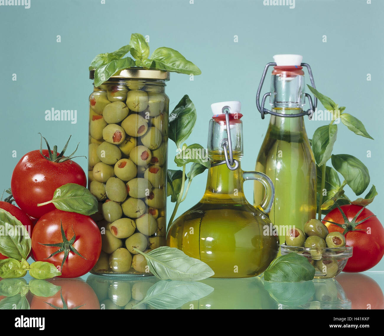 Les bouteilles, les huiles d'olive, olives, tomates, basilic huiles  alimentaires, huiles essentielles, huiles végétales, fruits marinés, de  l'alimentation, de manger, en italien, still life, studio Photo Stock -  Alamy