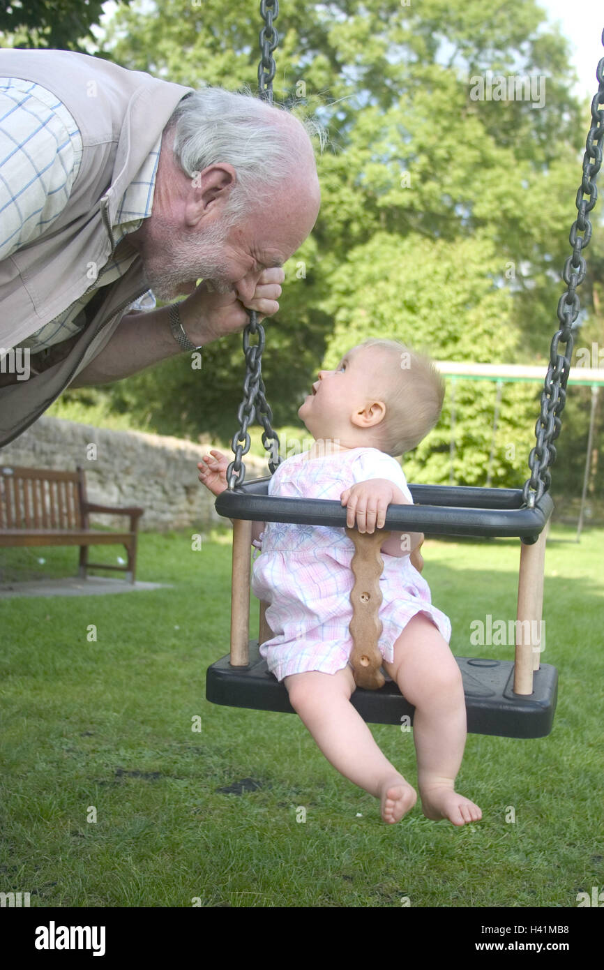 Jardin Balancoire Bebe S Asseoir Le Contact Oculaire Grand Pere Homme 70 Ans Patron De Chance Heureux Joie Enfants Petits Enfants Petite Fille Fille 5 9 Mois Fun Humour Considerer L Enfant Swing Swing L Ete A L Exterieur Photo