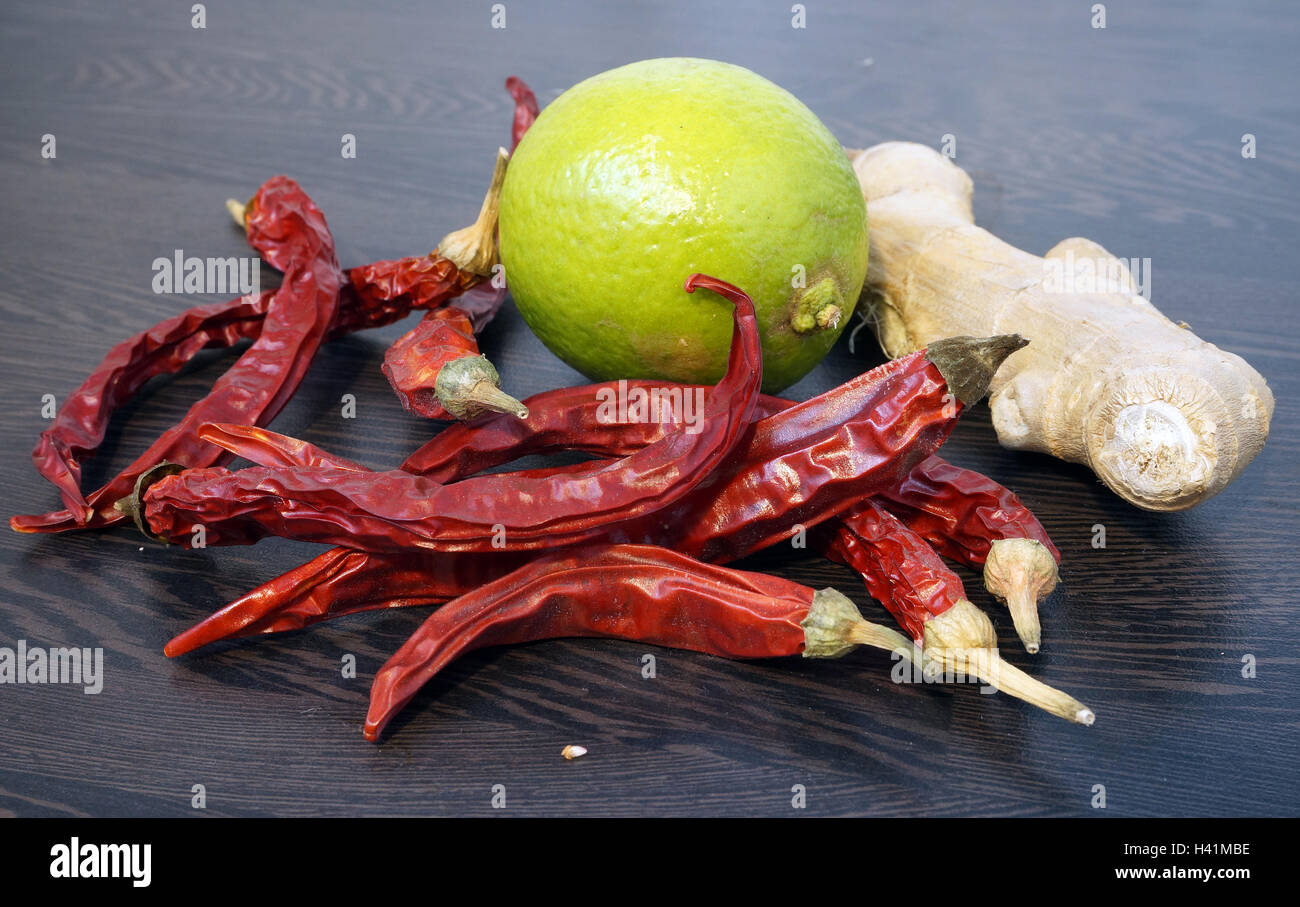 Le piment, citron vert et gingembre. Cuisine d'épices sur un fond noir. Banque D'Images