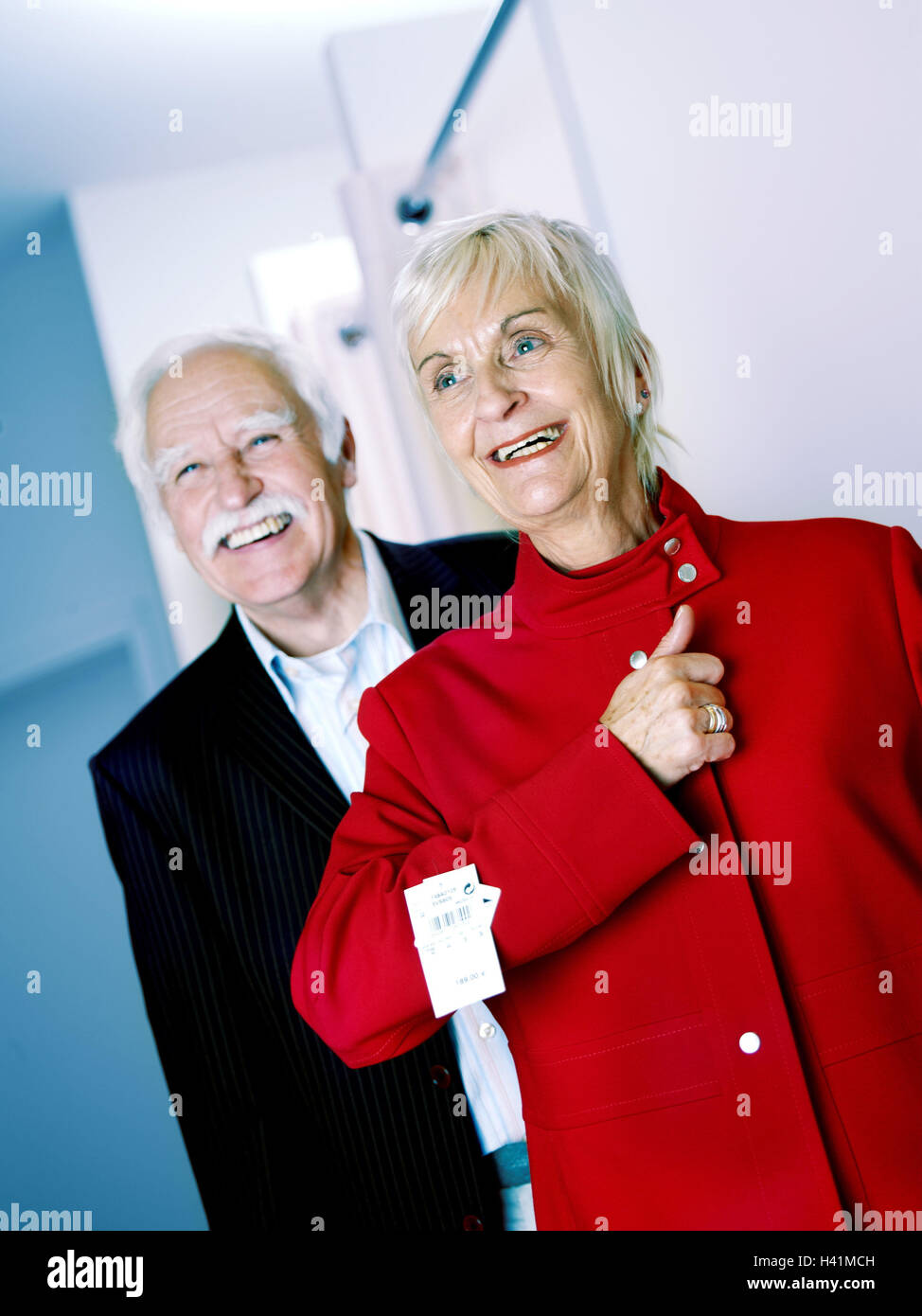 Boutique Senior couple faire du shopping femme veste rouge essayer choisir ensemble heureux 60 70 ans des couples maries les couples maries en couple les personnes agees les retraites l age de la retr...
