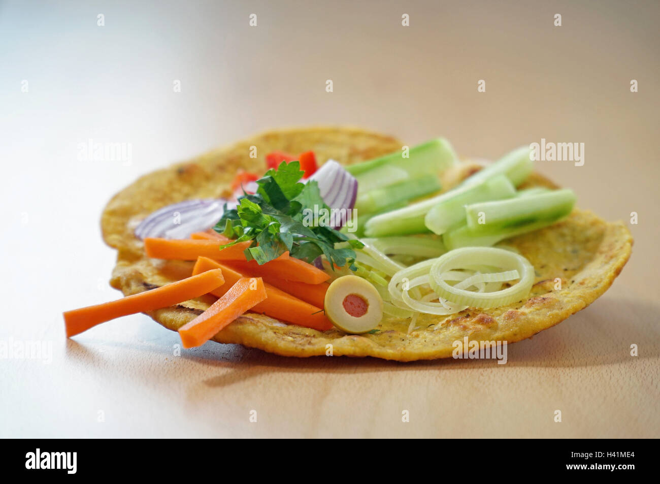 Socca gâteau avec farine de pois chiche avec des légumes. Banque D'Images