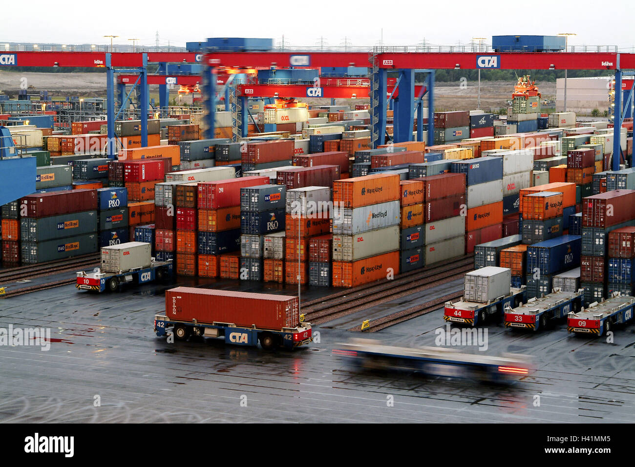 Allemagne, Hambourg, terminal à conteneurs Altenwerder, trains, transports, automatiquement, le flou, l'Europe, l'Allemagne, la ville hanséatique, le port, le port à conteneurs, Verladehafen, assistant technique chimique, de l'économie, la logistique, l'importation, l'exportation, Containerverladestation fret, port, centre commercial, du fret, du fret, de la charge, charge, décharge, l'automatisation, computerizedly, télécommande, chariots Banque D'Images