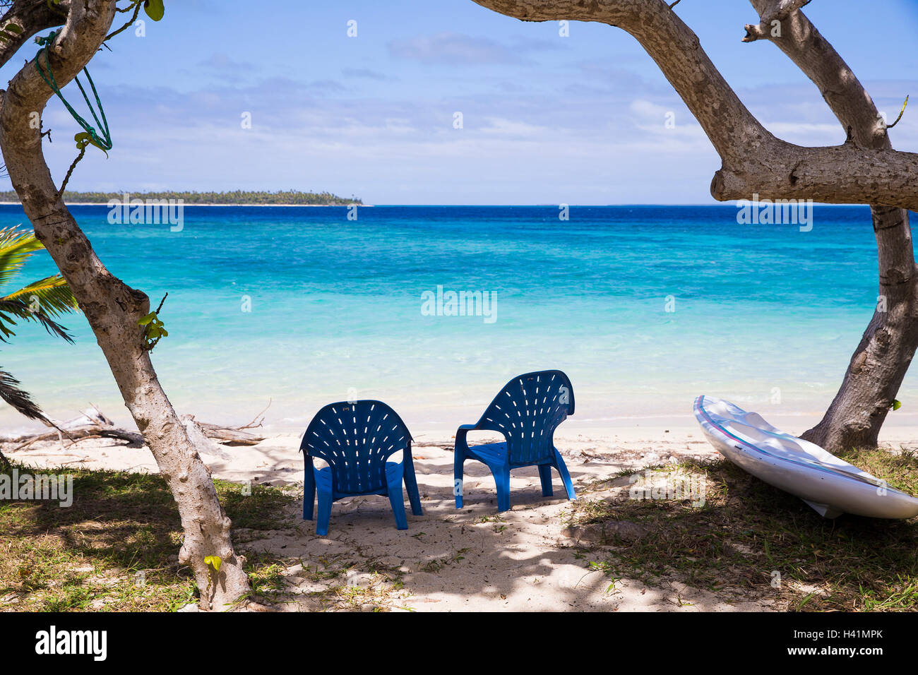 Deux chaises en plastique sur la plage, à Tonga Banque D'Images