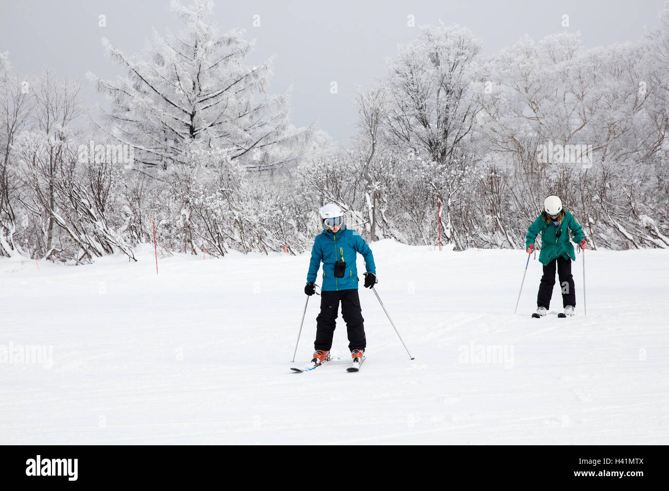 Fille et garçon ski, Japon Banque D'Images