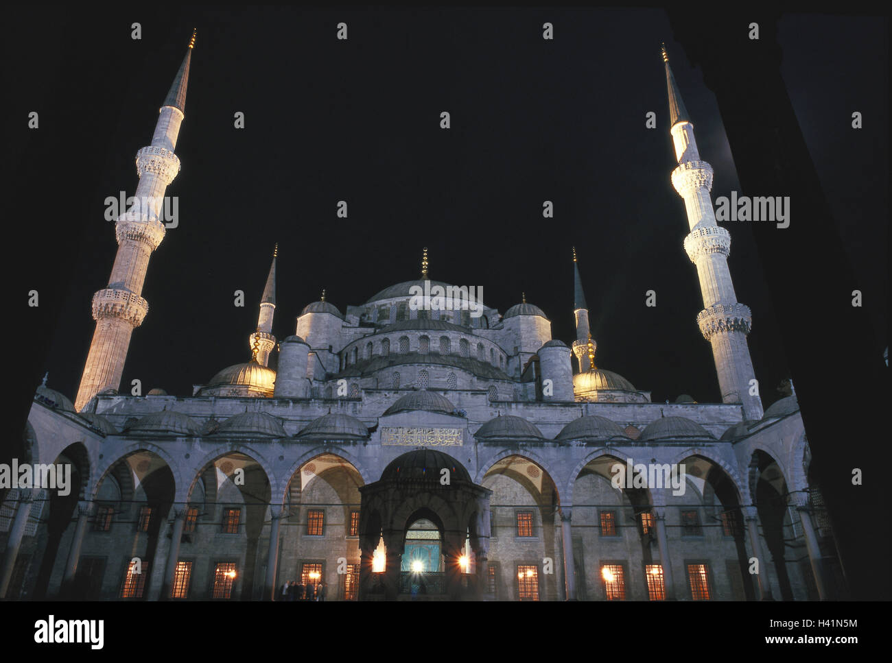 La Turquie, Istanbul, mosquée bleue, de l'éclairage, de nuit, l'Europe, centre de province, la mosquée du sultan Ahmed, Sultan Ahmet Camii, la structure, les minarets, l'architecture, de la structure, de 17 cent., point d'intérêt, vue, l'architecture, la culture, la foi, la religion, l'Islam Banque D'Images