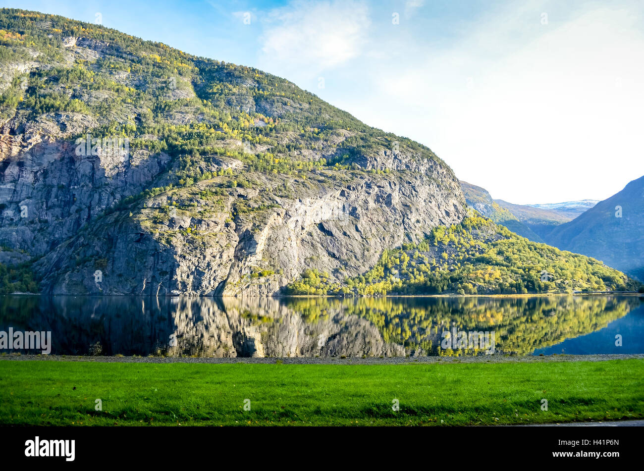 Parfait reflet de la montagne dans des paysages du fjord Banque D'Images