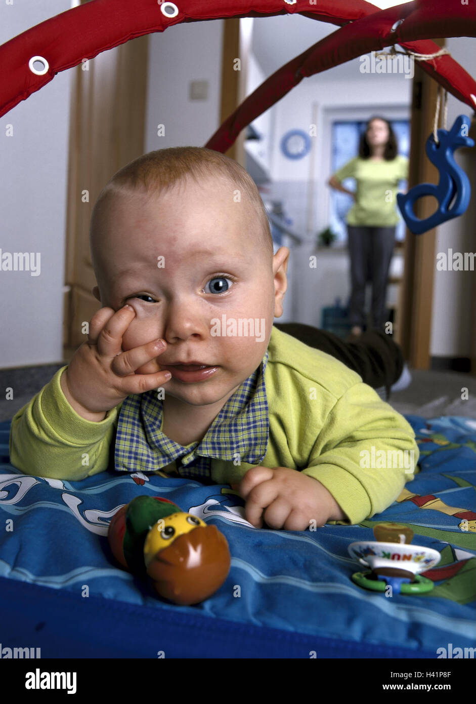 Marbre Krabbeldecke Bebe Jouer Espace De Vie Plafond Enfant Nourrisson Enfant Personne Agee De 7 Mois De L Enfance De Mensonge De Fluage De Jouets D Arriere Plan De La Femme De L Ecrou L Attention La